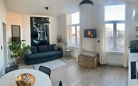 Sleep Inn - Black And White Modern Flat With Cityview